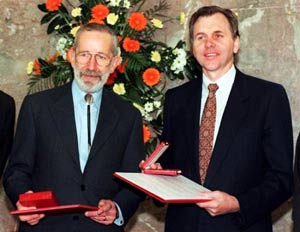 Robin Warren (left) and his Nobel co-recipient Barry Marshall